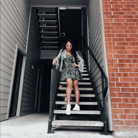 ** POSHMARK AMBASSADOR SINCE 2012 ** - Picture 9 of 10